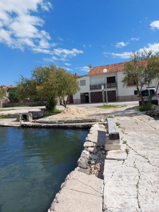 Apartman Luka Jadrtovac Екстериор снимка